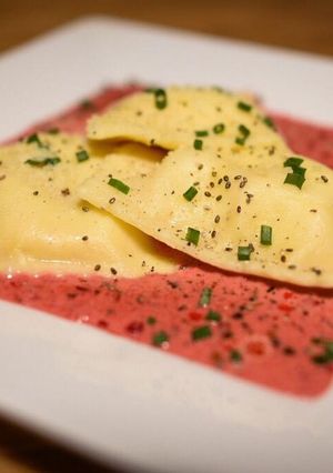 Una foto de Raviolones de Calabaza y Queso con crema de Remolacha