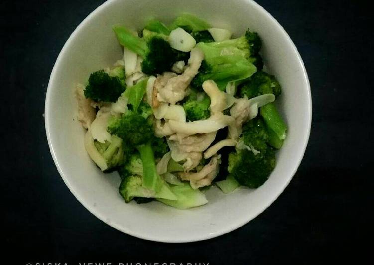 Langkah Mudah untuk Menyiapkan Brokoli Jamur cah Bawang Putih, Lezat