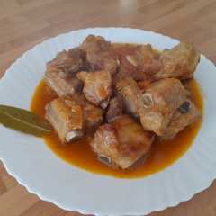 Una foto de Costillas carnosas en salsa