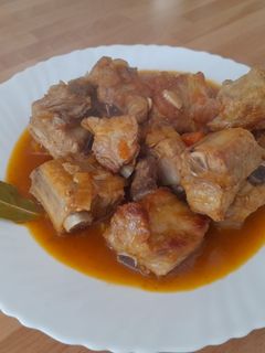 Una foto de Costillas carnosas en salsa