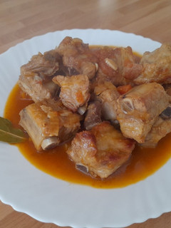 Una foto de Costillas carnosas en salsa