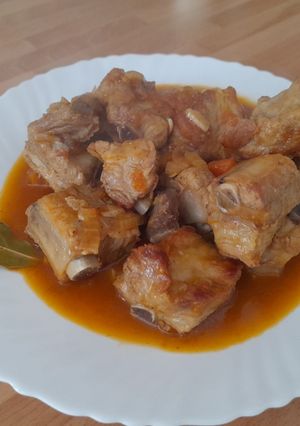 Una foto de Costillas carnosas en salsa