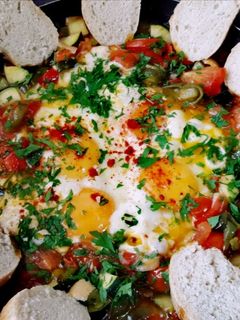 Una foto de Huevos a la sartén con verduras