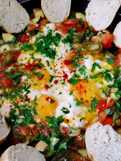 Una foto de Huevos a la sartén con verduras