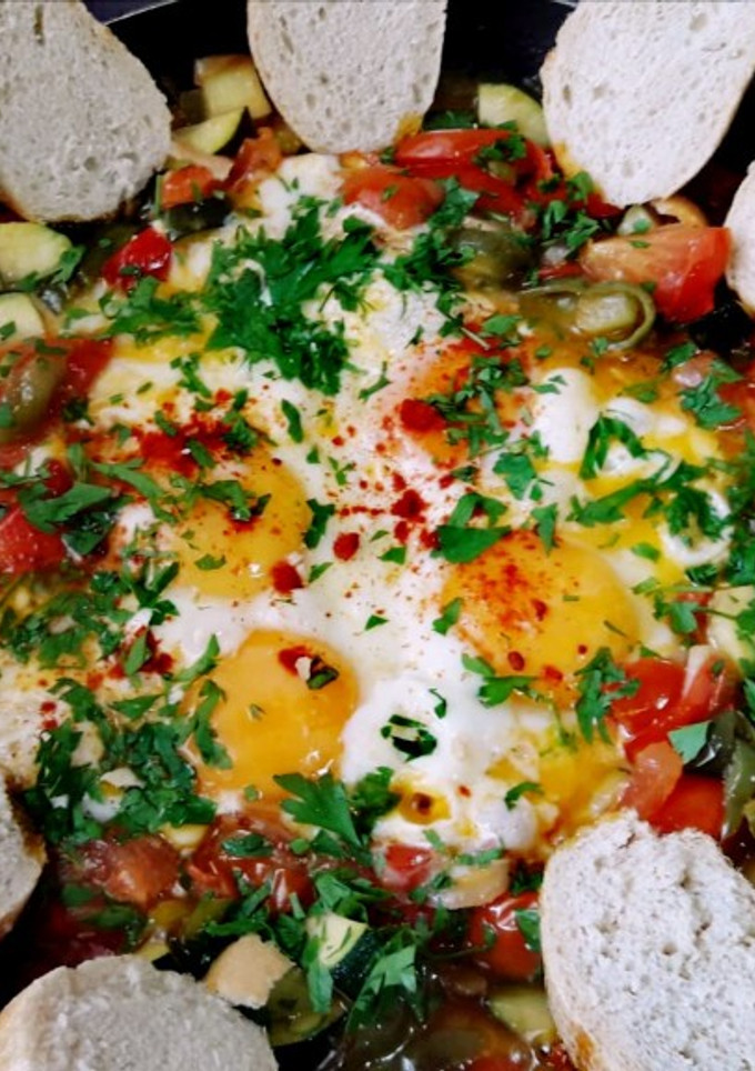 Una foto de Huevos a la sartén con verduras