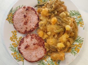 Una foto de Patatas con borrajas rehogadas con ajo y pimentón: Guarnición ideal de carnes/pescado