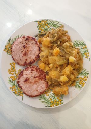 Una foto de Patatas con borrajas rehogadas con ajo y pimentón: Guarnición ideal de carnes/pescado