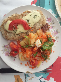 Una foto de Milanesa de berenjena a la napolitana con ensalada