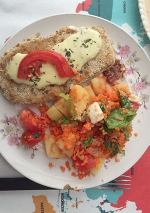 Una foto de Milanesa de berenjena a la napolitana con ensalada