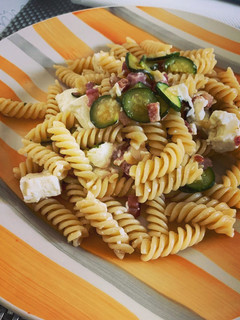 Foto di Pasta fredda con zucchine,feta e pancetta