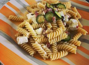 Foto di Pasta fredda con zucchine,feta e pancetta