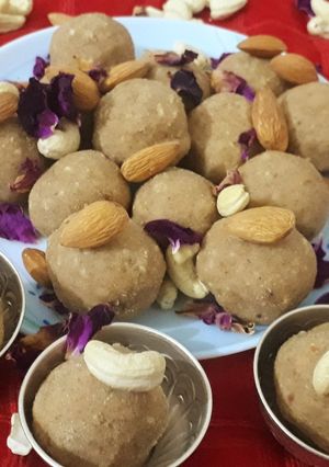आटा मेवा लड्डू(aata mewa laddu recipe in hindi) रेसिपी मुख्य फोटो