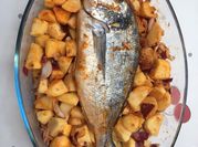 Une photo de dorade au four