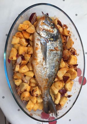 Une photo de Dorade et pommes de terre au four