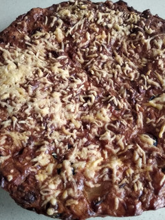 Una foto de Pastel de tortilla de patatas, cebolla, ajo y aceituna