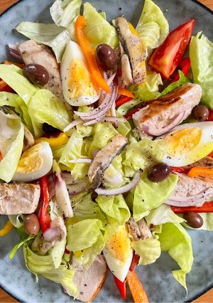 Une photo de Salade Niçoise au Thon et Anchois Grillés