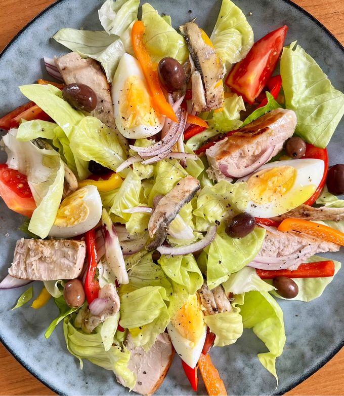 Une photo de Salade Niçoise au Thon et Anchois Grillés