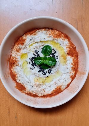 Una foto de Hummus de alubias blancas con menta y albahaca 🌱 Cocina de oriente medio y África del norte 🌱