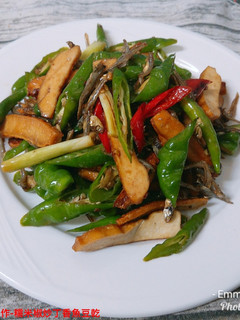 糯米椒炒丁香魚豆乾 的食譜成品照片