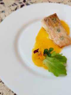 Foto di Trancio di salmone al lardo su crema di zucca