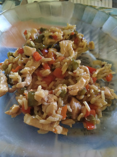 Una foto de Pechuga de pavo salteada con pisto y arroz integral