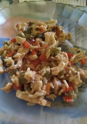 Una foto de Pechuga de pavo salteada con pisto y arroz integral