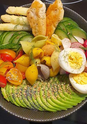Une photo de Buddha Bowl aux Pâtes colorées et Poulet