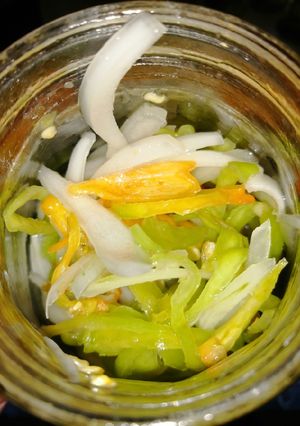 Una foto de Chiles habaneros encurtidos 🌶️