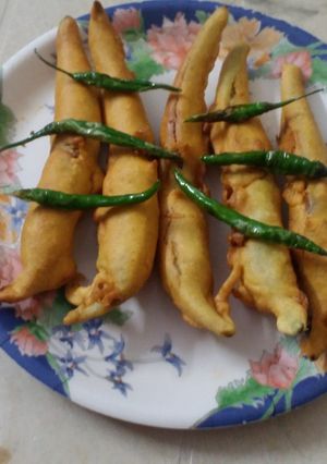 A picture of Big green chillies pakoda. (mirchi bhajji).