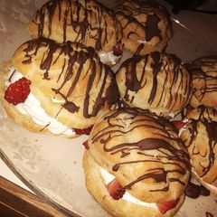 A picture of Cream Puffs.