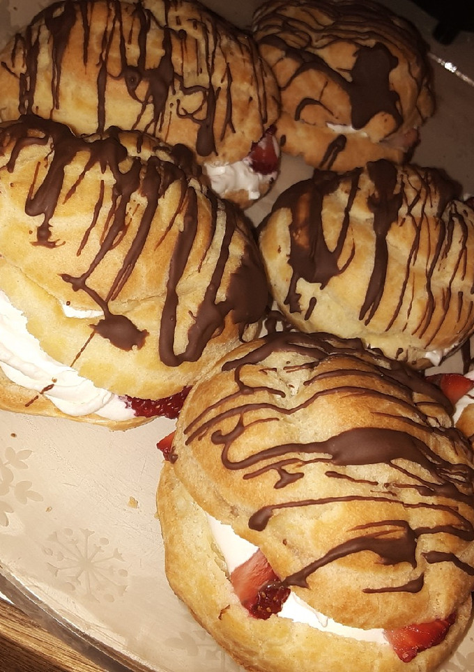 A picture of Cream Puffs.