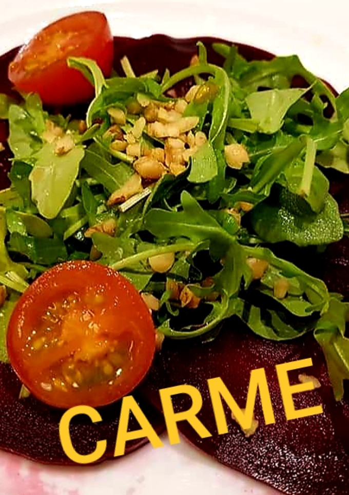 Una foto de Ensalada de rúcula y remolacha con pistachos