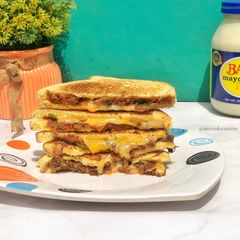 A picture of Cheesy beef sandwich.