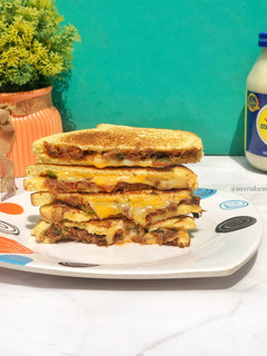 A picture of Cheesy beef sandwich.