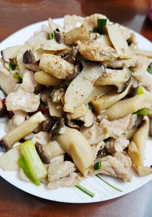 Hình của món Thịt Heo xào nấm 🐷🍄.