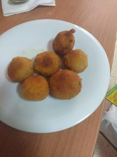 Una foto de Croquetas de zanahoria encurtida, queso y jamón serrano