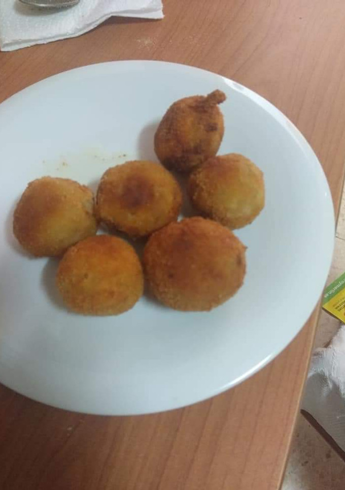 Una foto de Croquetas de zanahoria encurtida, queso y jamón serrano