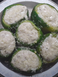 Una foto de Zapallitos rellenos con salsa blanca y queso😃!!