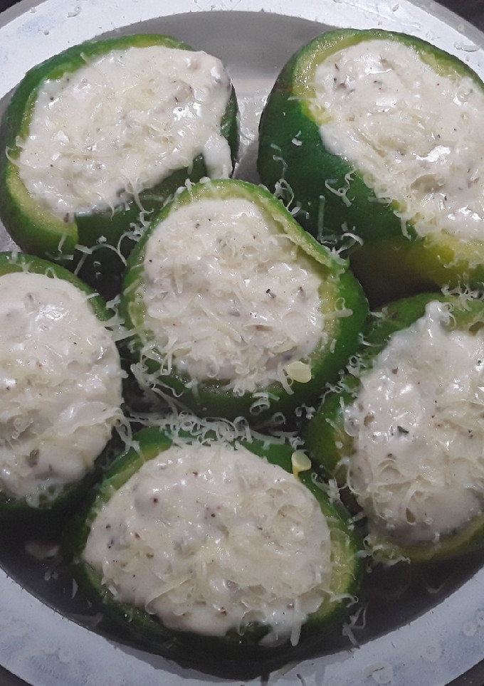Una foto de Zapallitos rellenos con salsa blanca y queso😃!!