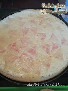 Sonkás 🍕 tejfölös alappal 🌺 recept fotója