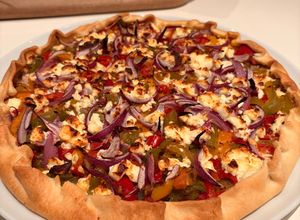 Une photo de Tarte aux poivrons, oignon et feta