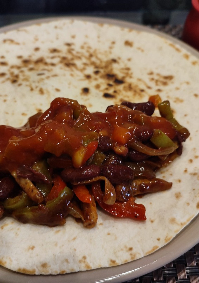 Una foto de Tortilla de pollo con verduras
