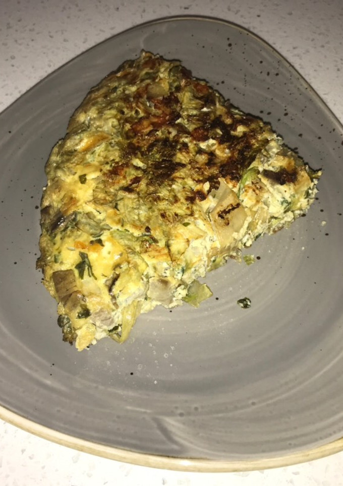 Una foto de Tortilla de lechuga con berenjena asada a la andaluza
