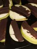 Snack postre de manzana con crema de cacahuate y chocolate