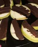 Snack postre de manzana con crema de cacahuate y chocolate