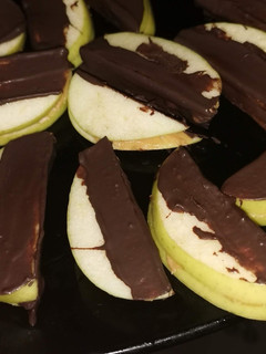 Una foto de Snack postre de manzana con crema de cacahuate y chocolate