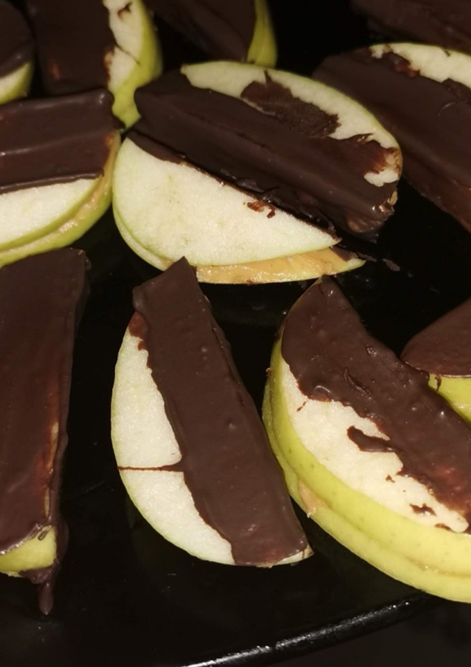 Una foto de Snack postre de manzana con crema de cacahuate y chocolate