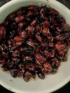 Hình của món Lạc đen rang muối.