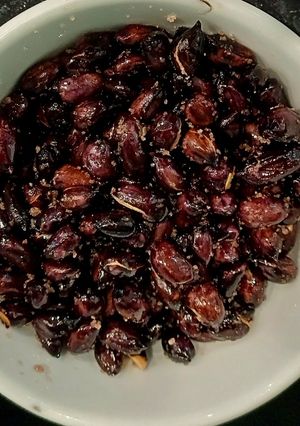 Hình của món Lạc đen rang muối.