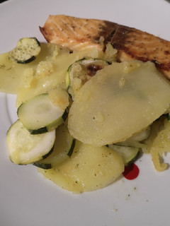 Una foto de Salmón a la mostaza con calabacín y patata al horno